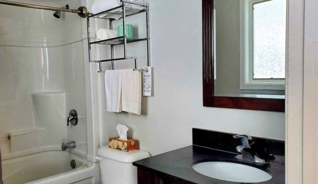Cozy Comfort Double Room 07– Peninsula Motel, Minutes from Wiarton Waterfront