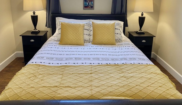 Cozy & Comfy~Fast WI-FI~Self Check-In~Free Parking