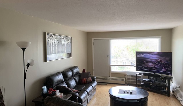 Cozy condo, close to Northgate mall and Ring road Top Floor.