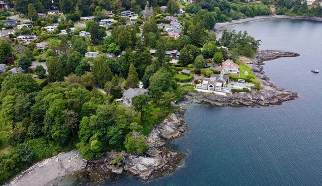 Cozy Cottage beside Beach and UVIc