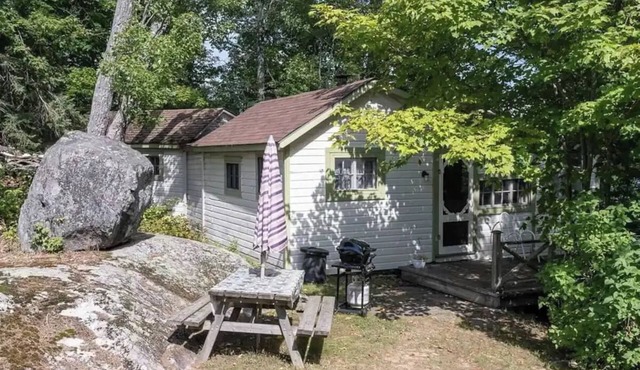 Cozy cottage on Lake Cecebe. Tranquility above Muskoka at Rockwynn Cottages