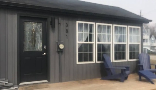 Cozy cottage on the bluff with all the amenities ,10 min walk to main beach