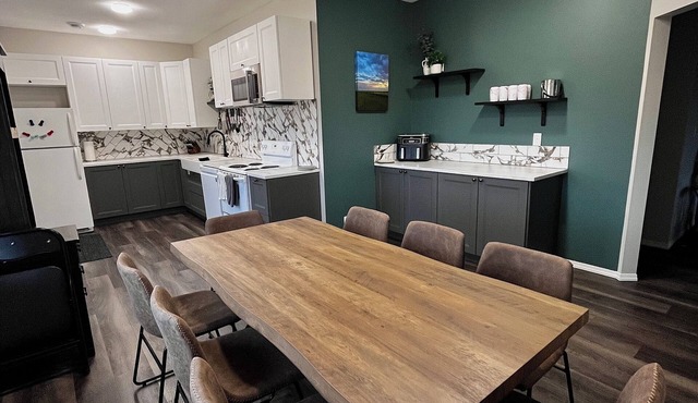 Cozy Country Bungalow about 5 minutes from Sylvan Lake!