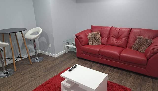Cozy Entire 2BR Suite-Kitchen, Fibre Gig Internet