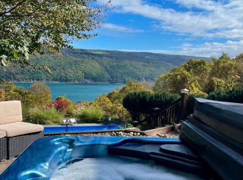 Cozy fall retreat with panoramic views & hot tub