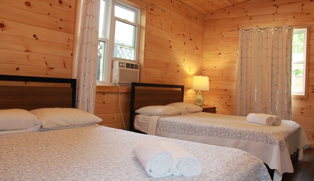 Cozy family Pine, 4 min Walk to Beach, Cabin sleep 5 with Kitchenette