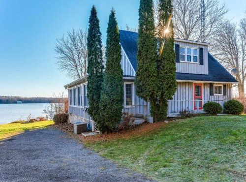 Cozy family waterfront retreat recently renovated