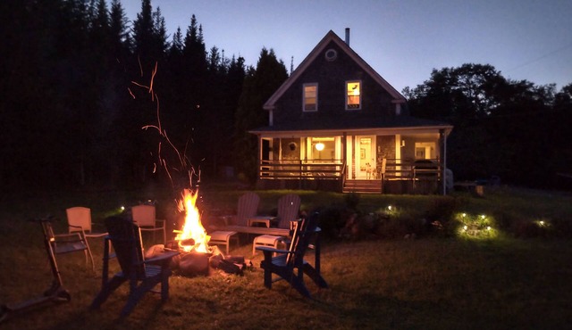 Cozy farmhouse retreat - 60 acres, 1000 ft of lakefront, loaded with amenities!