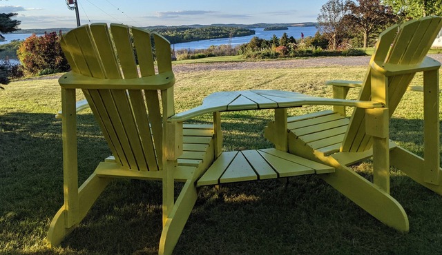 Cozy Grand View Hilltop Cottage (sleeps 8)