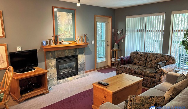 Cozy Ground Floor, Free Parking, Pool and Hot Tub, Deck