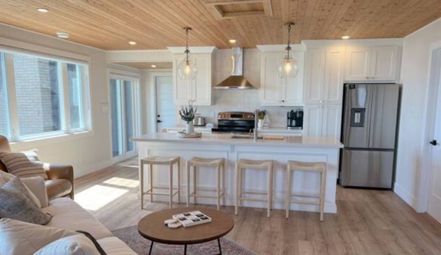Cozy Lake Front ‘Tiki’ Cottage