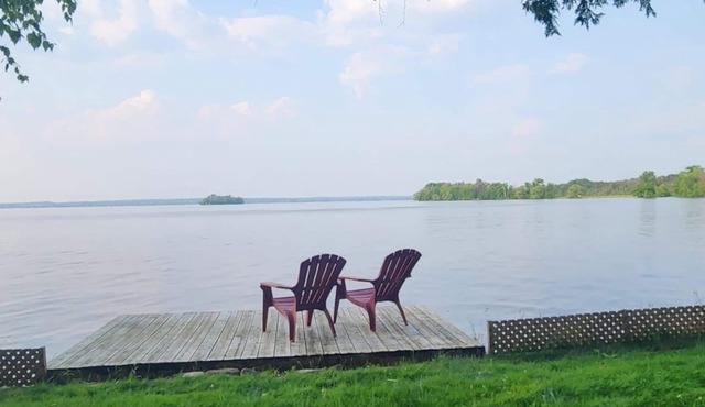 Cozy Lakefront Cottage in Kawartha Lakes
