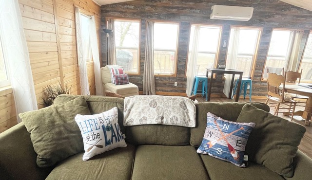 Cozy Lakefront Cottage