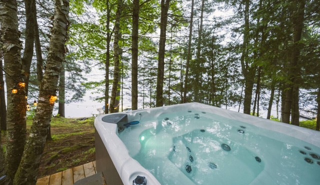 Cozy Lakefront Cottage: Views-Hot Tub-Pet Friendly