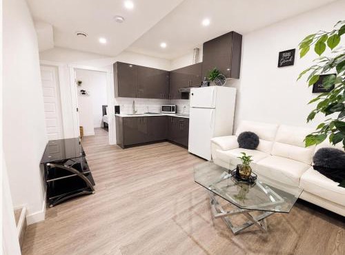 Cozy & Modern Guest Suite-Minutes away from Lake!