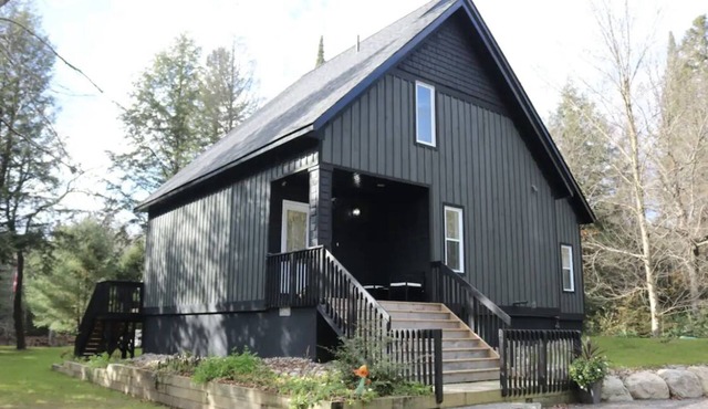 Cozy Muskoka Waterfront Cottage - Hot tub & Fenced In Yard