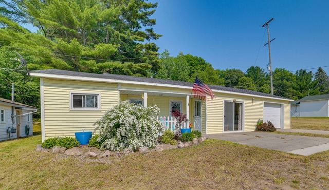 Cozy Oscoda Cottage w/ Fire Pit!