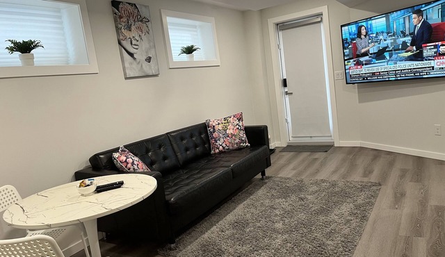 Cozy Private 1-bedroom Basement Suite with free parking