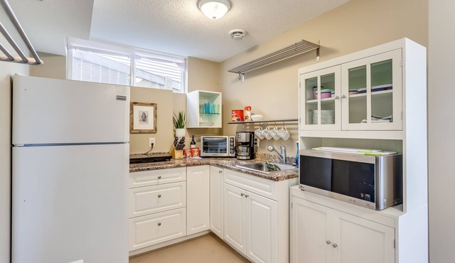 Cozy Private Suite w/Waterfront Views Sleeps 4