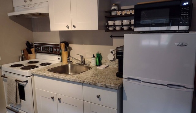 Cozy, private unit, close to shopping, groceries and highway access.