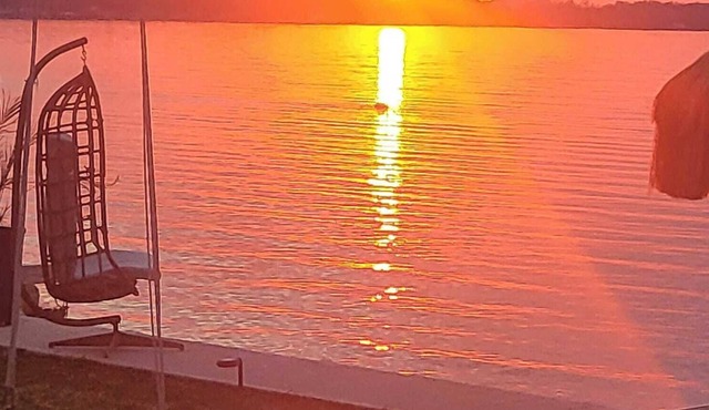 Cozy Pura Vida Cottage on i lake with a Million Dollar Sunsets 1 Bedroom