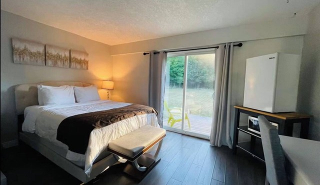 Cozy Queen Suite 01 Peninsula Motel, Minutes from Wiarton Waterfront