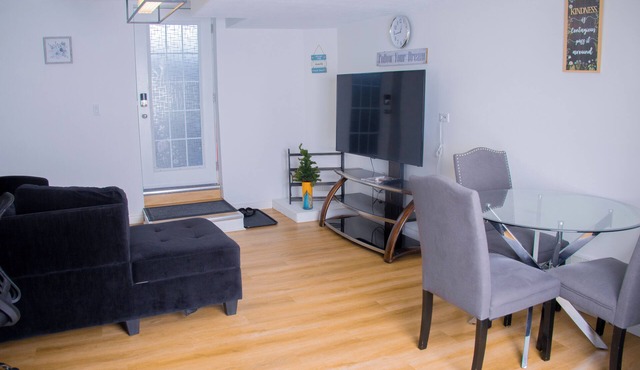 Cozy relaxation haven - close to major amenities, Masonville and Oakridge mall