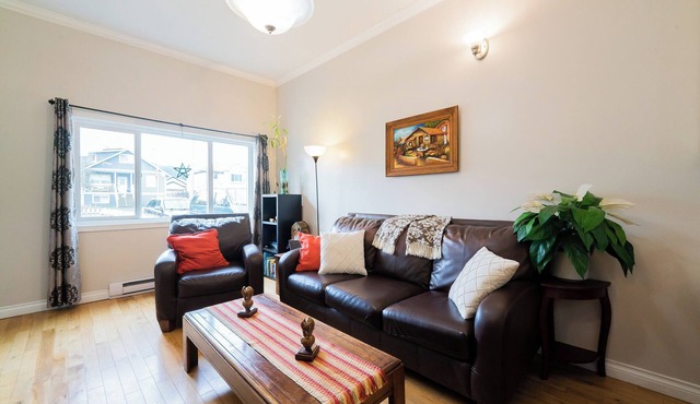 COZY, RELAXING FAMILY-SIZED HOUSE/NEAR THE FERRY, PARKS, SHOPPING & DOWNTOWN