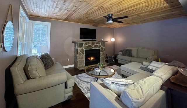 Cozy Riverfront All Season Cottage - 6 minutes from downtown Huntsville
