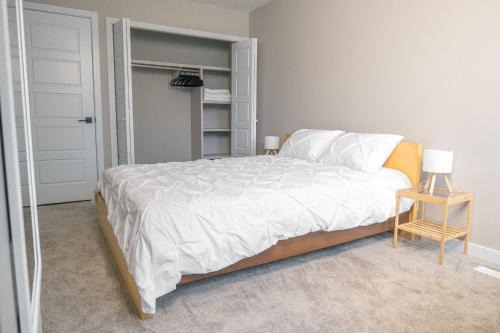 Cozy room with private bathroom minutes to West Edmonton Mall