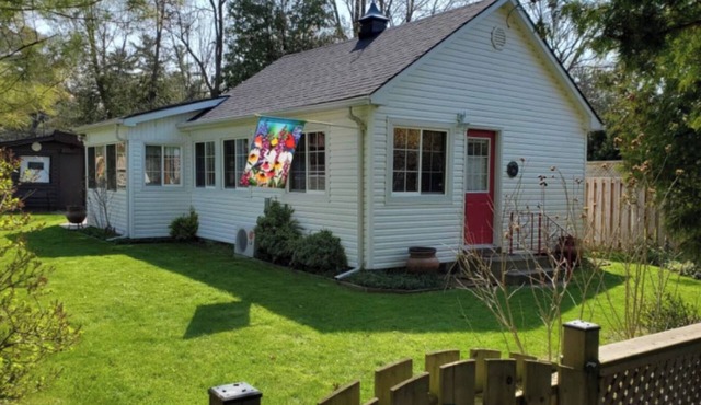 Cozy, rustic cottage minutes to a private beach