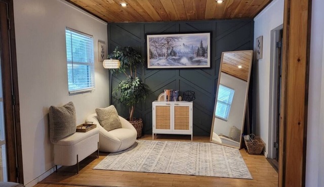 Cozy, Secluded, Pet-Friendly Cottage backing onto forest, minutes from the beach