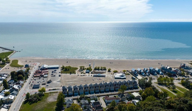 Cozy, spacious family home w/Arcade! 5 mins from Beach!