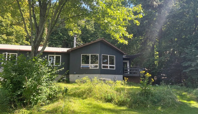 Cozy, spacious lakeside home, less than 15 minutes to town.