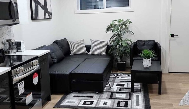 Cozy Super Luxury Legal Suite.20 minutes to the airport.