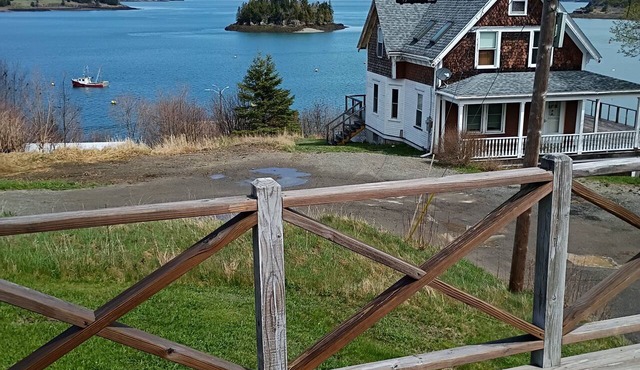 Cozy three bedroom cottage overlooking Johnson Bay.