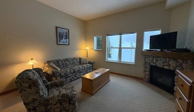 Cozy top floor fully-equipped Creekside studio condo w/views, near trails