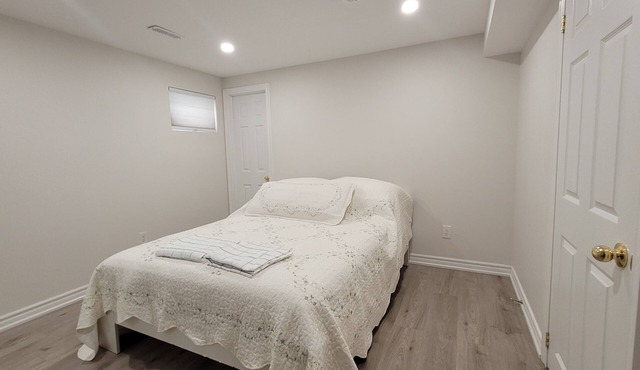Cozy Unit with Private Kitchen & Bathroom near Seneca/Fairview Mall