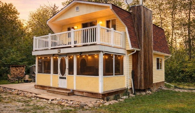Cozy Victoria Beach Cabin – Screened Porch & Deck