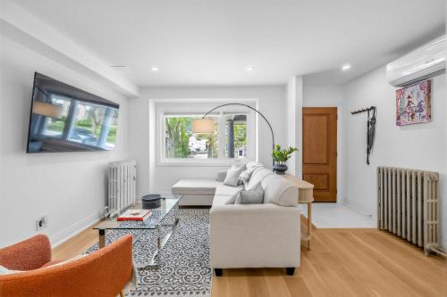 Cozy & Warm Vacation in Midtown Toronto
