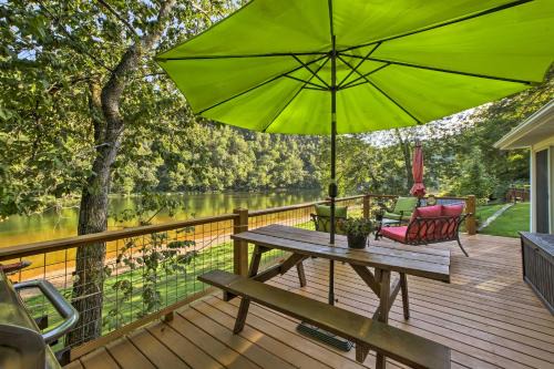 Cozy Waterfront Cottage w/Deck on White River! in Cotter
