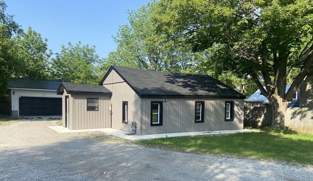 Cozy Whole Home, Pet Friendly, & Central to Lake Simcoe, Rama & Horseshoe Valley