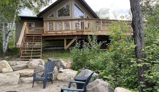 Cozy wooded cottage, with stunning tree-top views & 3 mins from the beach!