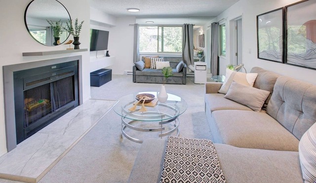 Creekside 2BR:Sleeps 6,Patio+ BBQ, Pool, Parking, Near Shops and Lakes!