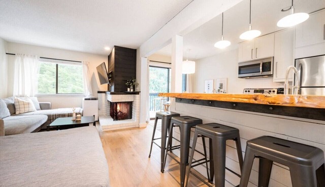 Creekside Oasis - 4 Beds w Pool & Hot tub
