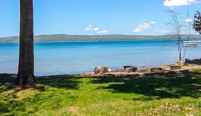 Crystal Lake Cozy, Quiet Cottage with large beachfront and lawn