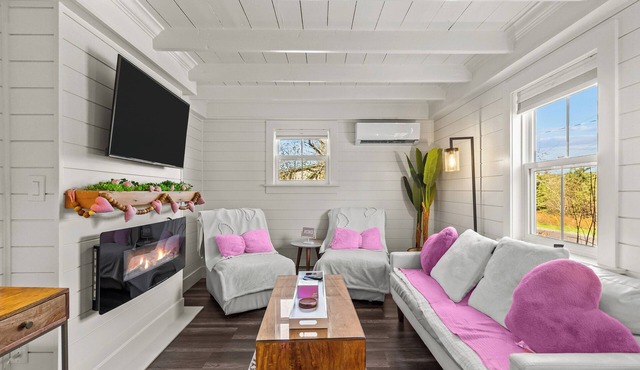 Cupids Cottage Hot Tub, BBQ + Deck, Parking