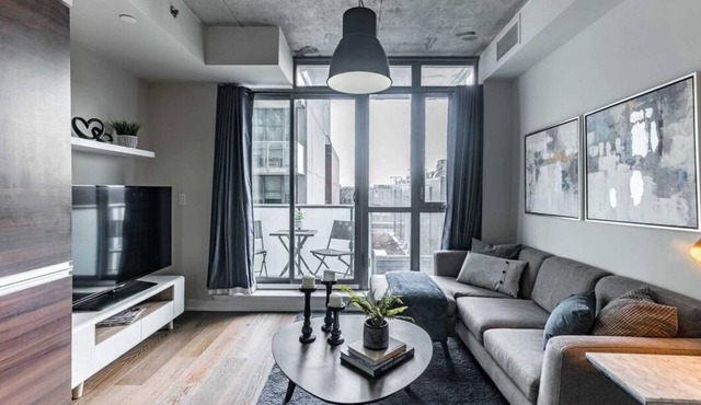 Cute condo in trendy Queen West