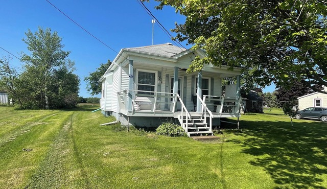 Cute NB cottage!nWalking distance to sand beaches with distant view of the ocean