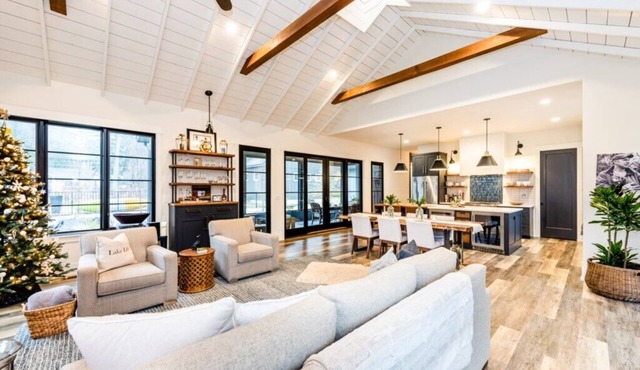 Darby Cottage - Clean Union Pier Home With Hot Tub and Close To Private Beach!